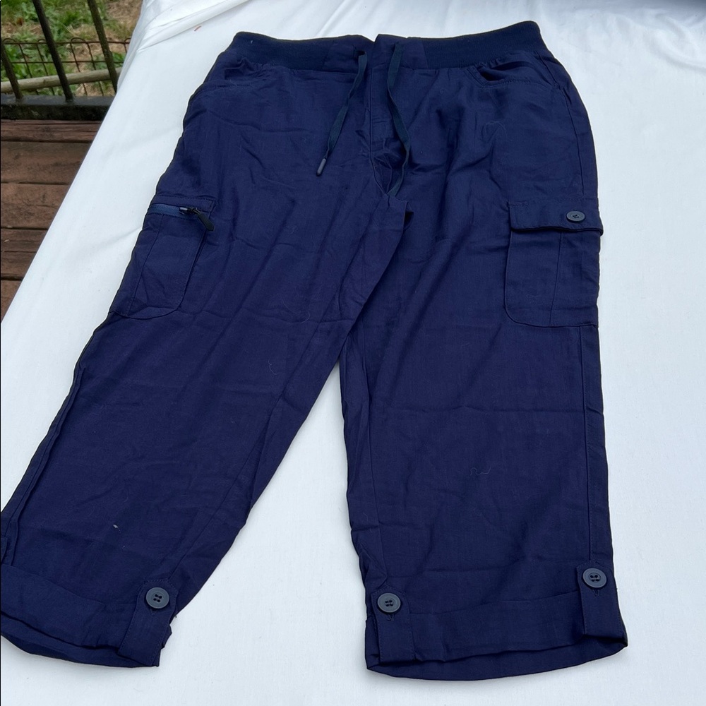TRR. Navy Cargo Capri Pants. Size M. NWT.